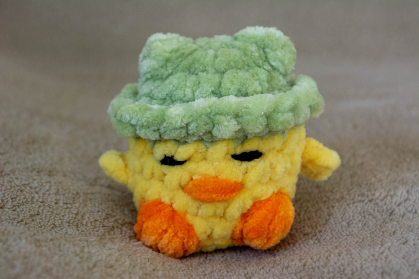 Léon le poussin à chapeau