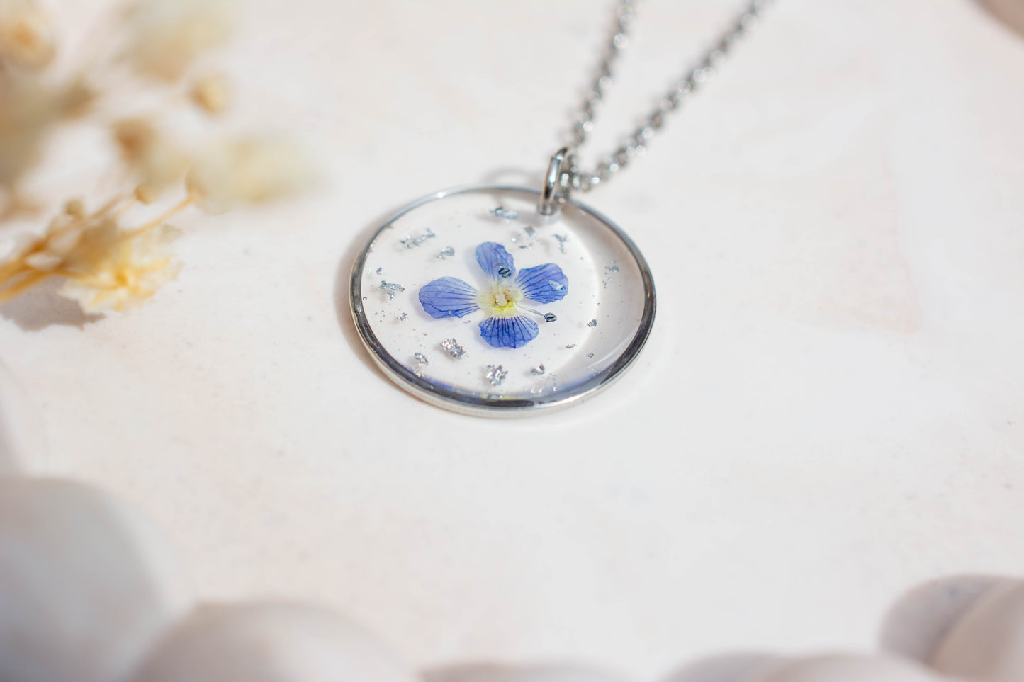 Collier fleur séchée bleue