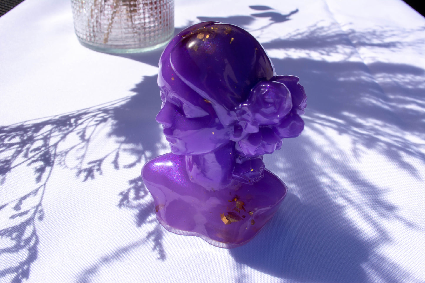 Buste femme fleurs dans les cheveux
