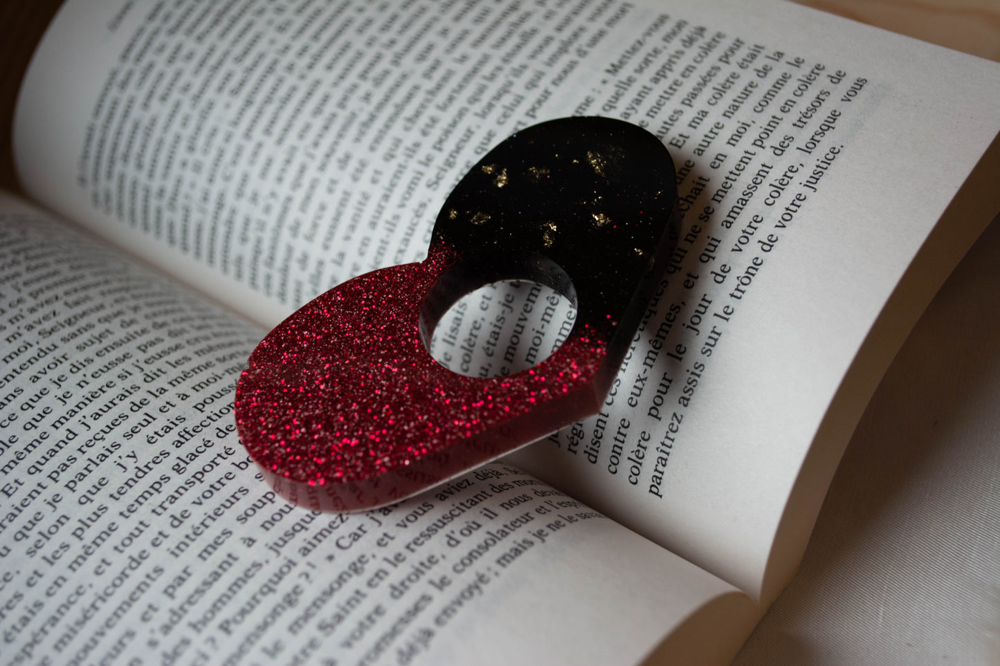 Bague de lecture rouge - noir et feuilles d'or