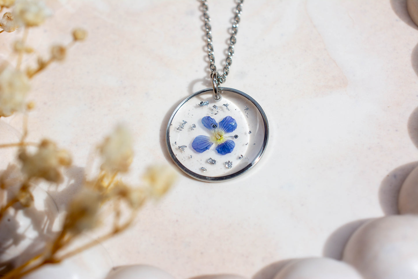 Collier fleur séchée bleue