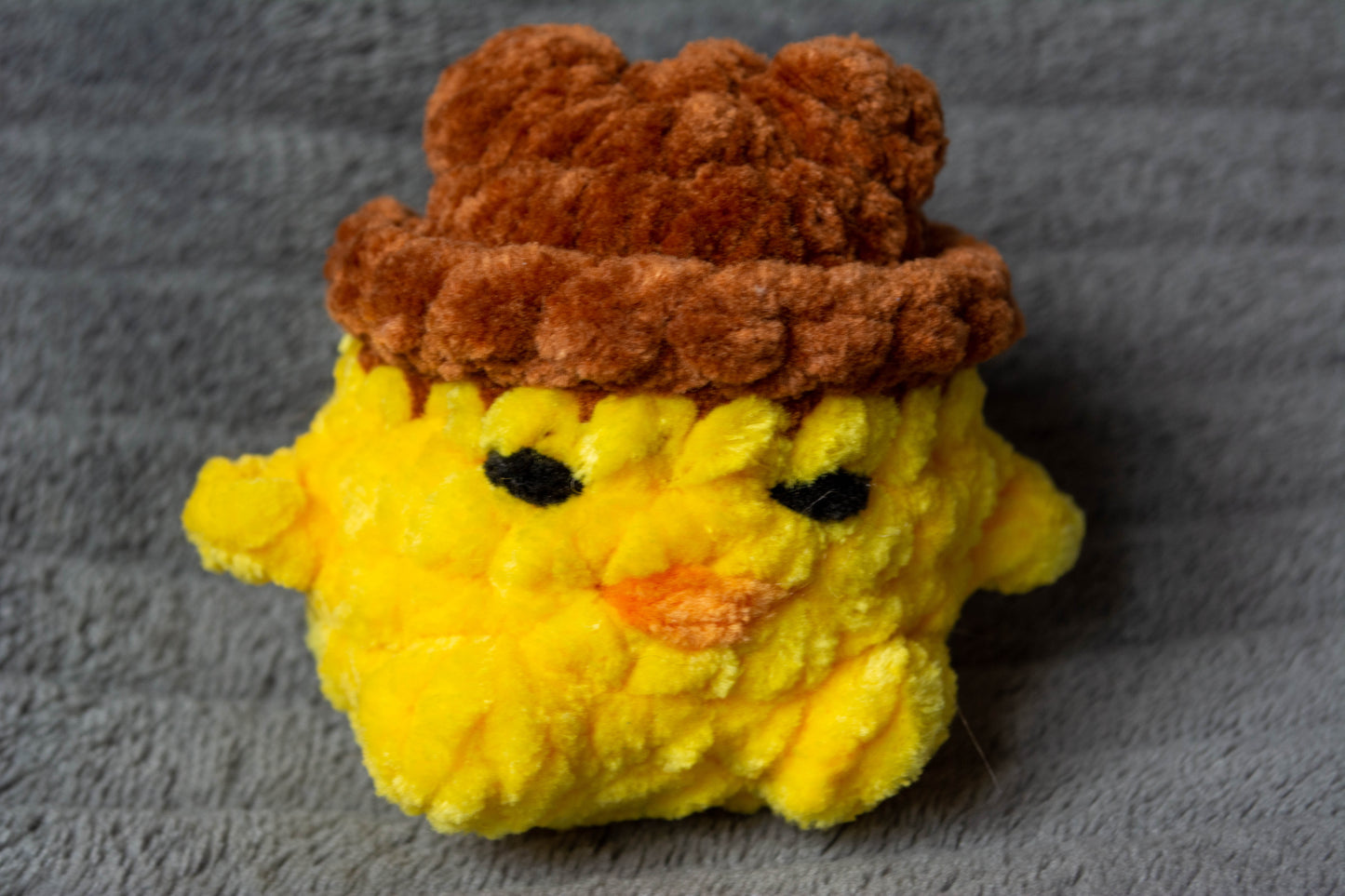 Léon le poussin à chapeau