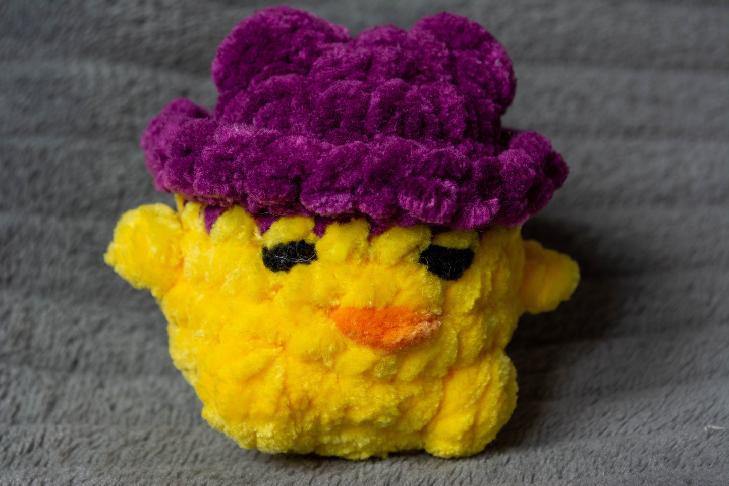 Léon le poussin à chapeau